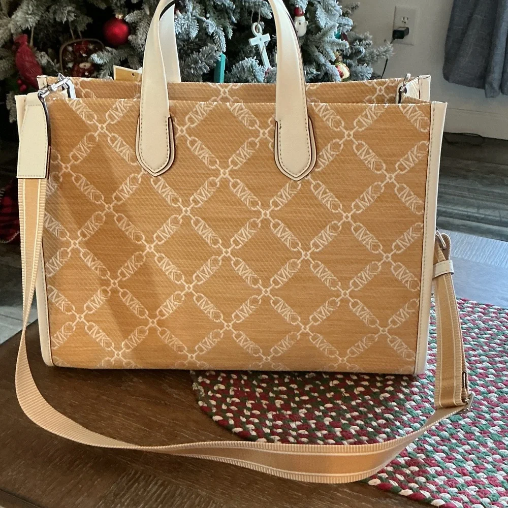 Michael Kors Beige and White Tote Bag “GIGI”. - Picture 5 of 13